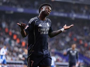 Gelar juara Liga Spanyol musim 2025/2026 milik Barcelona harus ditangguhkan setelah Vinicius Jr berhasil membawa Real Madrid meraih kemenangan atas Espanyol. (AFP/Josep Lago)