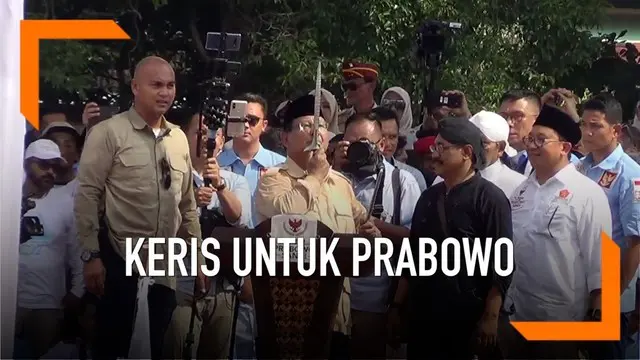 VIDEO: Prabowo Diberi Keris di Kampung Jokowi