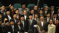 Ahok melakukan foto bersama dengan para anggota dewan usai mengikuti rapat paripurna di Gedung DPRD DKI Jakarta, Jumat (14/11/2014). (Liputan6.com/Faizal Fanani)