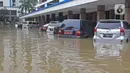 Banjir merendam sejumlah kendaraan di halaman Kantor Direktorat Jenderal Bea dan Cukai, Jakarta, Selasa (25/2/2020). Hujan yang mengguyur Jakarta sejak dini hari tadi membuat halaman Kantor Direktorat Jenderal Bea dan Cukai terendam banjir. (Liputan6.com/Herman Zakharia)