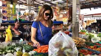 Penampilan Tamara Bleszynski saat berbelanja di pasar tradisional (Dok.Instagram/@tamarableszynskiofficial/https://www.instagram.com/p/BsKuBAZlokj/Komarudin)