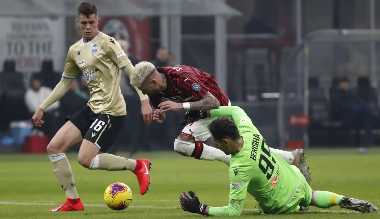 Pemain AC Milan Samu Castillejo (tengah) berebut bola dengan kiper SPAL pada babak 16 besar Coppa Italia 2019/2020 di Stadion San Siro, Milan, Italia, Rabu (15/1/2020). AC Milan menang 3-0. (AP Photo/Antonio Calanni)