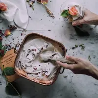 Ilustrasi/Diary FIMELA kali ini bertemu dengan Azizah, founder produk perawatan kulit yang berawal dari bisnis kecil, hingga berhasil masuk ke kancah internasional/unsplash.com/Christiann Koepke.