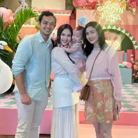 Febby Rastanty hadir bersama suaminya. Ia tampil mengenakan atasan long sleeve pink dengan karet di bagian perut. Dipadukan mini skirt orange motif bunga. Sambil membawa sling bag coklat dan sepatu warna ivory. [@febbyrastanty]