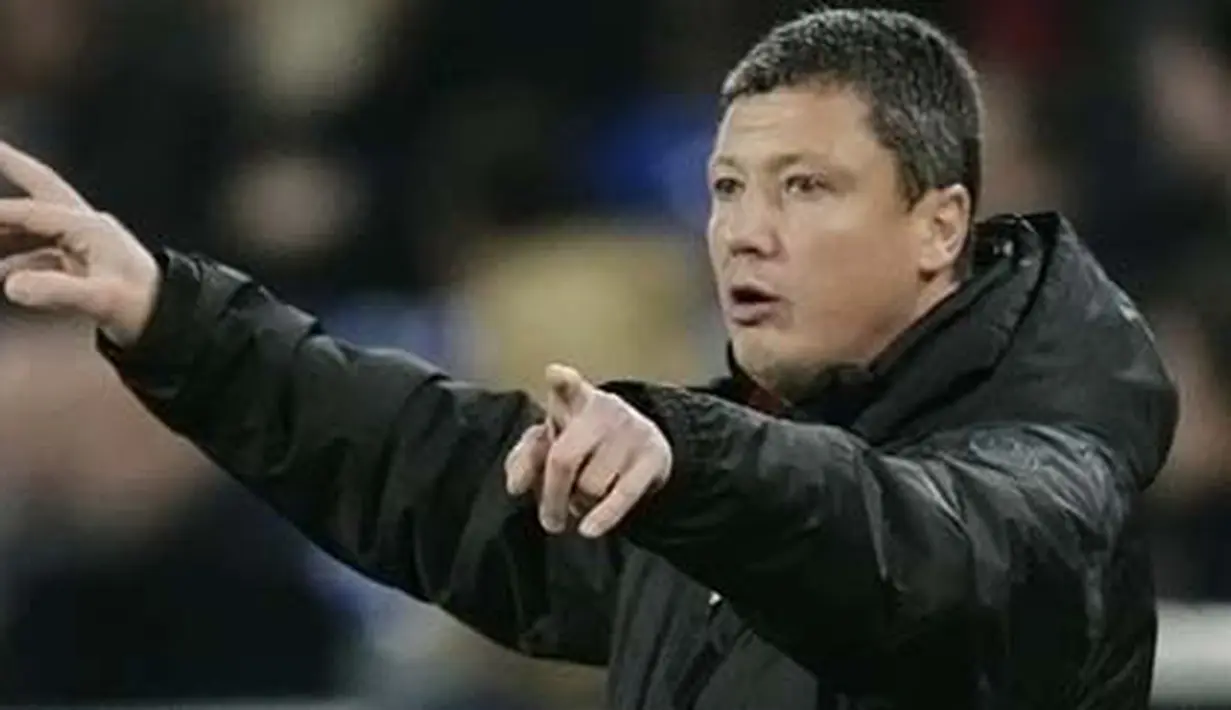 Sophia's coach Luboslav Penev gestures during the UEFA Europa League group E football game FC Basel 1893 versus CSKA Sofia on November 5, 2009 in Basel. AFP PHOTO / SEBASTIAN DERUNGS 