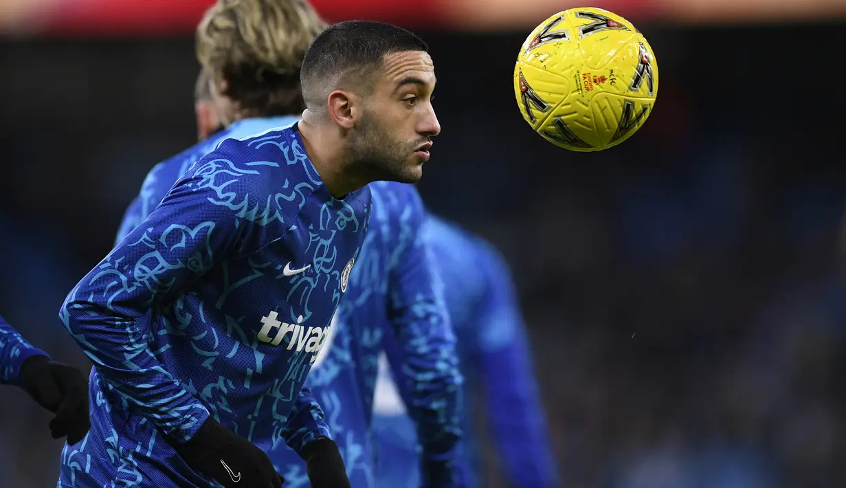 Gelandang Chelsea, Hakim Ziyech melakukan pemanasan jelang laga menghadapi Manchester City pada putaran ketiga Piala FA 2022/2023 di Etihad Stadium, Manchester (8/1/2023). Hampir bergabung dengan PSG pada bursa transfer Januari 2023 namun akhirnya batal akibat kesalahan administrasi, Hakim Ziyech diprediksi hengkang pada akhir musim 2022/2023 ini. Meski masih menyisakan 2 tahun masa kontraknya, namun tentunya ia lebih memilih mencari klub baru yang akan memberinya kesempatan bermain yang lebih reguler. (AFP/Oli Scarff)