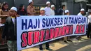 Belasan orang pendukung Mantan Menteri Agama Suryadharma Ali mengadakan aksi demonstrasi di depan Pengadilan Negeri Jakarta Selatan, Senin (30/3/2015). Sidang gugatan praperadilan SDA ditunda hingga besok, Selasa (31/3). (Liputan6.com/Yoppy Renato)