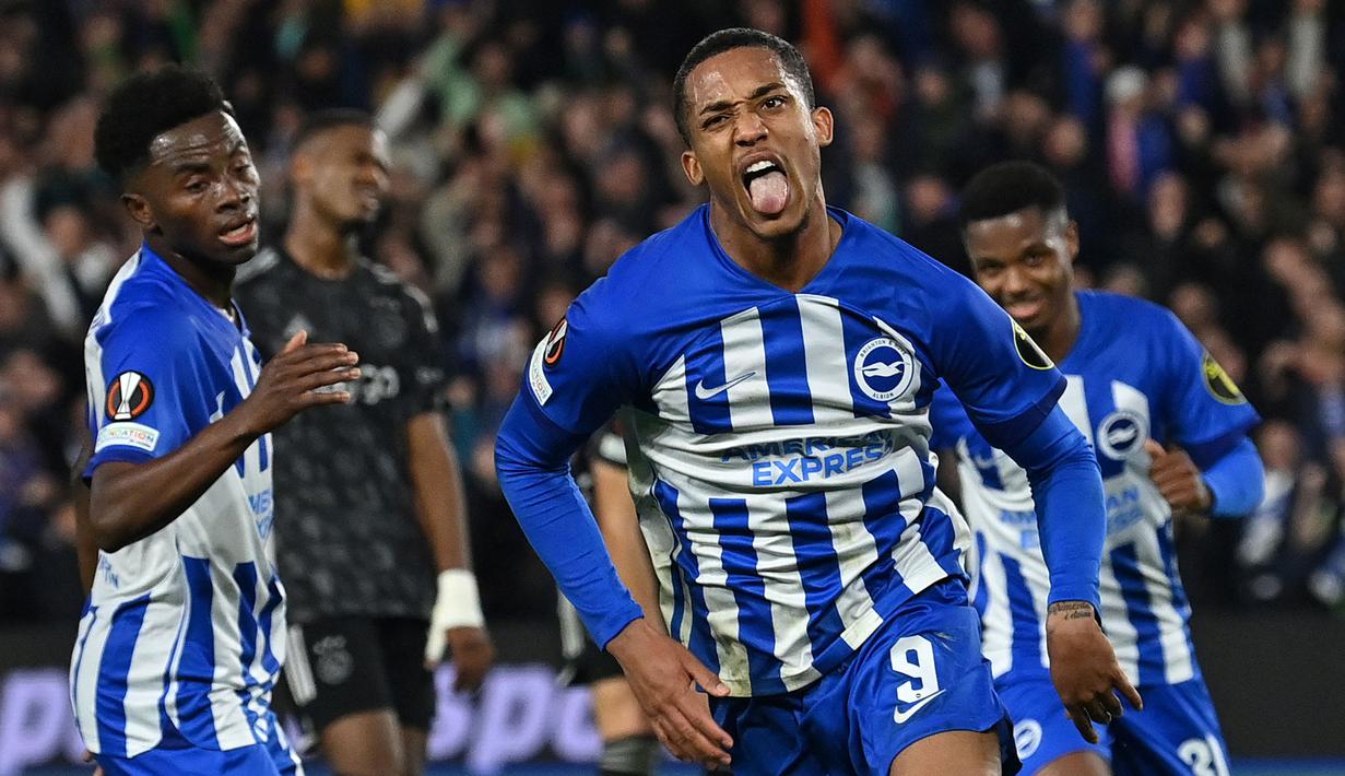 Pemain Brighton, Joao Pedro melakukan selebrasi setelah mencetak gol pertama timnya ke gawang Ajax Amsterdam pada laga Grup B Liga Europa 2023/2024 di American Express Community Stadium, Brighton, Inggris, Jumat (27/10/2023) dini hari WIB. Ini merupakan kemenangan pertama The Seagulls di kompetiti Eropa tersebut. (AFP/Glyn Kirk)