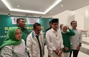 Ketua Badan Pemenangan Pemilu (Bappilu) PPP Sandiaga Uno usai memimpin rapat strategi pemenangan PPP di Pemilu 2024 di Jalan Sriwijaya, Jakarta, Minggu (6/8/2023). (Merdeka.com/Ahda Bayhaqi)