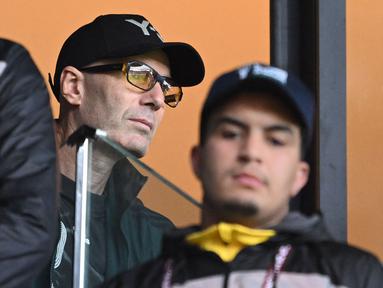 Legenda sepak bola Prancis, Zinedine Zidane menonton laga Grup E Piala Afrika 2025 antara Aljazira melawan Sudan di Moulay Hassan Stadium, Rabat, Markoko, Rabu (24/12/2025) malam WIB. (AFP/Sbastien Bozon)