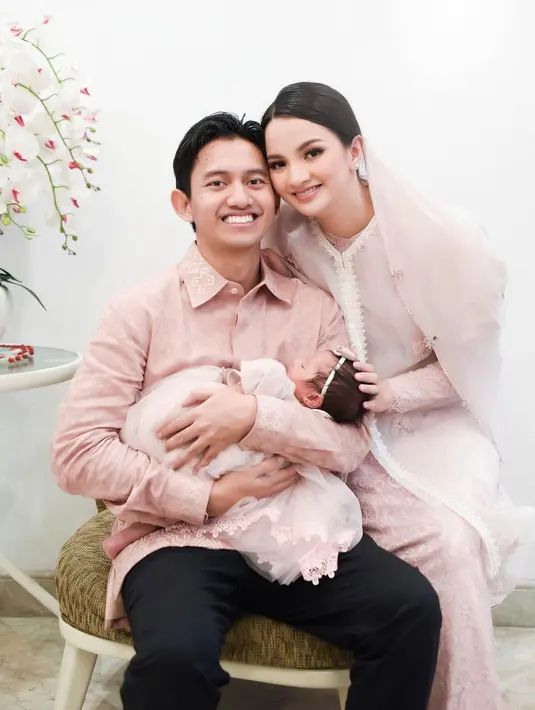 Belva Devara sendiri tampil mengenakan kemeja pink yang matching dengan dress pink Sabrina. [Foto: Instagram/sabrinaanggraini]