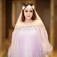 Tampil menawan dengan gaun off-shoulder berwarna pink cherry blossom, istri Stefan William tersebut bak putri kerajaan. Ditambah mahkota bunga dan makeup natural, penampilnnya baanjir pujian. (Liputan6.com/IG/@celine_evangelista)
