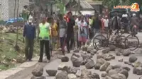 [VIDEO] Warga Surabaya Demo Tolak Program Penanaman Pohon SBY