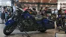 Pengunjung melihat deretan motor besar atau motor gede (moge) yang dipasarkan di diler Anak Elang Harley-Davidson di Jakarta, Minggu (2/2/2025). (Liputan6.com/Angga Yuniar)