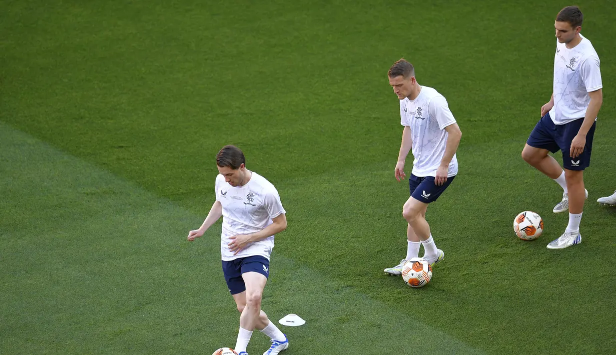 <p>Para pemain Rangers berlatih selama sesi latihan di Stadion Ramon Sanchez-Pizjuan di Seville, Spanyol (17/5/2022). Glasgow Rangers dan Eintracht Frankfurt menggelar sesi latihan di stadion jelang final Liga Europa di Seville. (AP Photo/Jose Breton)</p>