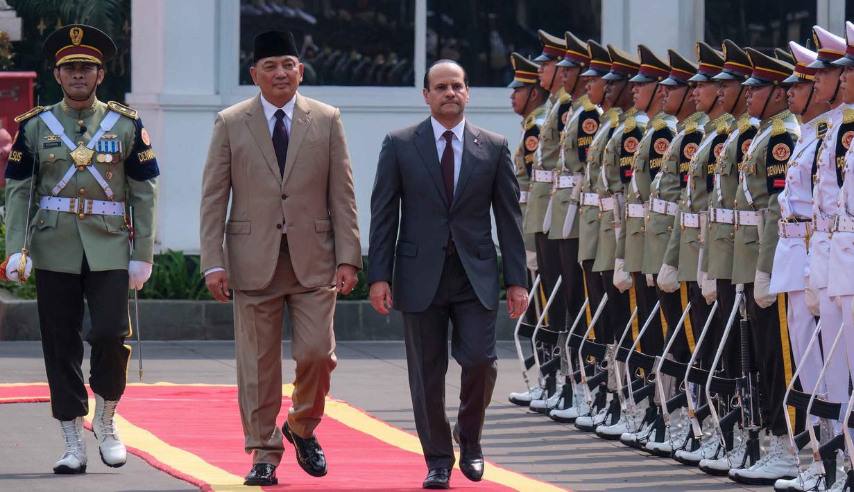 Menteri Pertahanan Republik Indonesia, Sjafrie Sjamsoeddin (kedua dari kiri) dan Menteri Pertahanan Qatar Sheikh Saoud bin Abdulrahman Al Thani memeriksa barisan kehormatan sebelum pertemuan mereka di Kementerian Pertahanan, Jakarta, Selasa 2 Juni 2026. (BAY ISMOYO/AFP)