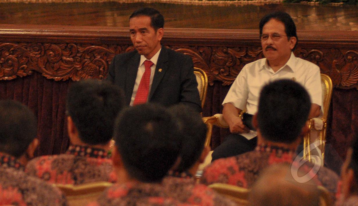 Presiden Joko Widodo (kiri) dan Menko Perekonomian Sofjan Djalil menerima Badan Pengurus Harian Himpunan Pengusaha Muda Indonesia  (BPH Hipmi) di Istana Negara, Jakarta, Senin (6/4/2015). (Liputan6.com/Faizal Fanani)