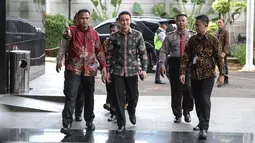 Gubernur Jambi, Zumi Zola didampingi beberapa pengawal memenuhi panggilan penyidik di Gedung KPK, Jakarta, Jumat (5/1). Zumi Zola diperiksa sebagai saksi kasus dugaan suap pengesahan rancangan APBD tahun anggaran 2018. (Liputan6.com/Faizal Fanani)