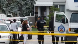 Warga berdiri mengamati petugas polisi yang berada di lokasi penyerangan di kawasan Scarborough, Toronto, Kanada, Kamis (25/8). Sebuah busur ditemukan di lokasi tak jauh dari pintu belakang sebuah garasi di ruas jalan permukiman itu. (REUTERS/Mark Blinch)