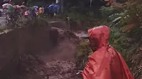 Jalur penghubung antara Kabanjahe dan Kuta Buluh di Kabupaten Karo, Sumatera Utara, terputus karena banjir lahar Gunung Sinabung. (Liputan6.com/ Ist)