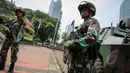 Anggota TNI Yonif Mekanik 201 Kodam Jaya berjaga dalam rangka pengamanan Konferensi Asia Afrika di Kawasan Bundaran HI, Jakarta, Selasa (14/4/2015). KAA ke-60 akan berlangsung pada 18-24 April 2015 di Jakarta dan Bandung. (Liputan6.com/Faizal Fanani)