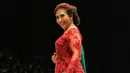 Selain para artis dan model papan atas yang memeragakan busana karyanya, hadir dalam acara tersebut adalah Susi Pudjiastuti. Menteri Kelautan dan Perikanan itu turut berlenggak lengok di atas catwalk. (Adrian Putra/Bintang.com)