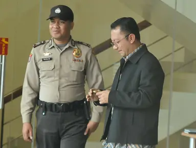 Plt Dirjen Pembangunan dan Pemberdayaan Masyarakat Desa (PPMD) Kemendes PDTT Taufik Madjid saat berada di lobi gedung KPK Jakarta, Kamis (8/6). Taufik diperiksa sebagai saksi untuk tersangka Mantan Irjen Kemendes PDTT, Sugito. (Liputan6.com/Helmi Afandi)