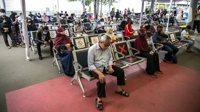 Para Penumpang di Stasiun Senen Jalani Swab Antigen