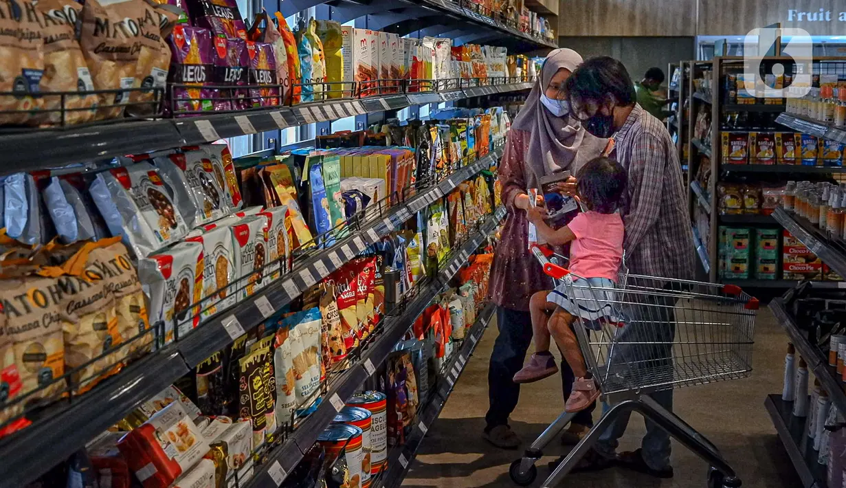 Pengunjung memilih produk Usaha Mikro, Kecil, dan Menengah (UMKM) yang dijual di M Block Market, Jakarta, Minggu (14/3/2021). M Block Market merupakan toko swalayan yang menjual 70 persen berbagai produk buatan dalam negeri. (Liputan6.com/Faizal Fanani)