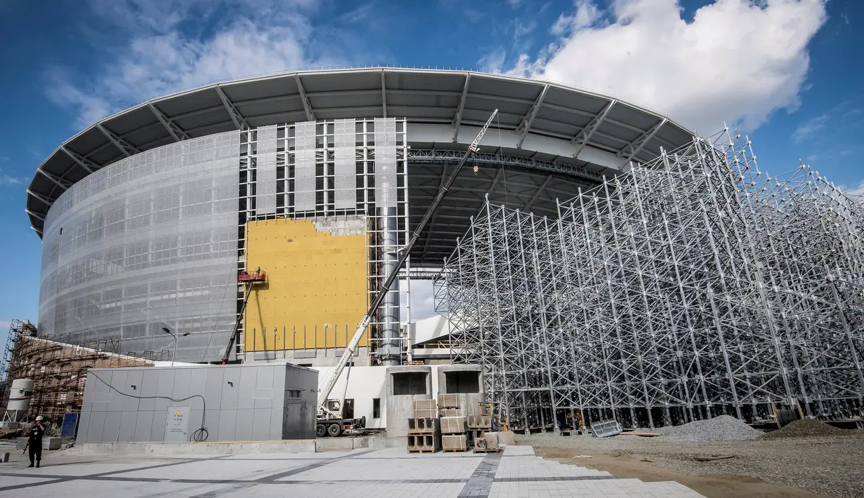 Pekerja menyelesaikan renovasi Stadion Yekaterinburg Arena, Sverdlovsk Oblast, Jumat (19/8/2017). Stadion yang berdiri sejak 1957 ini akan menjadi satu dari 12 stadion penyelenggara Piala Dunia 2018 Rusia. (AFP/Mladen Antonov)