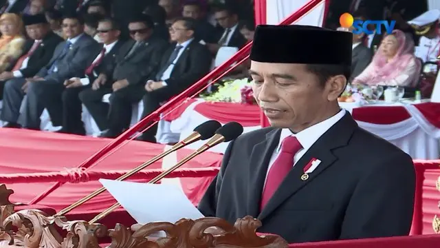 Presiden Jokowi dan Wapres Jusuf Kalla menghadiri HUT ke-72 TNI di Dermaga Indah Kiat, Cilegon, Banten.