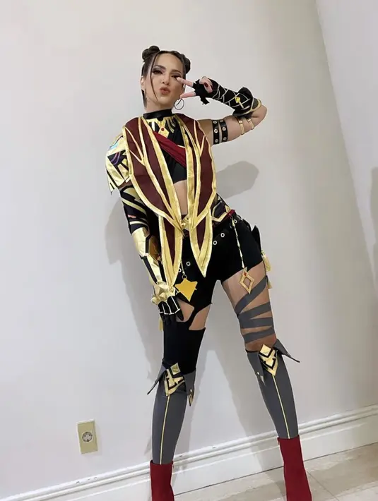 Nia Ramadhani Cosplay menjadi Dehya dari anime Genshin Impact. Ia tampil totalitas dengan atasan crop top dan short pants hitam. Serta aksesori keemasan dan merahnya, lengkap sepatunya. (@ramadhaniabakrie)