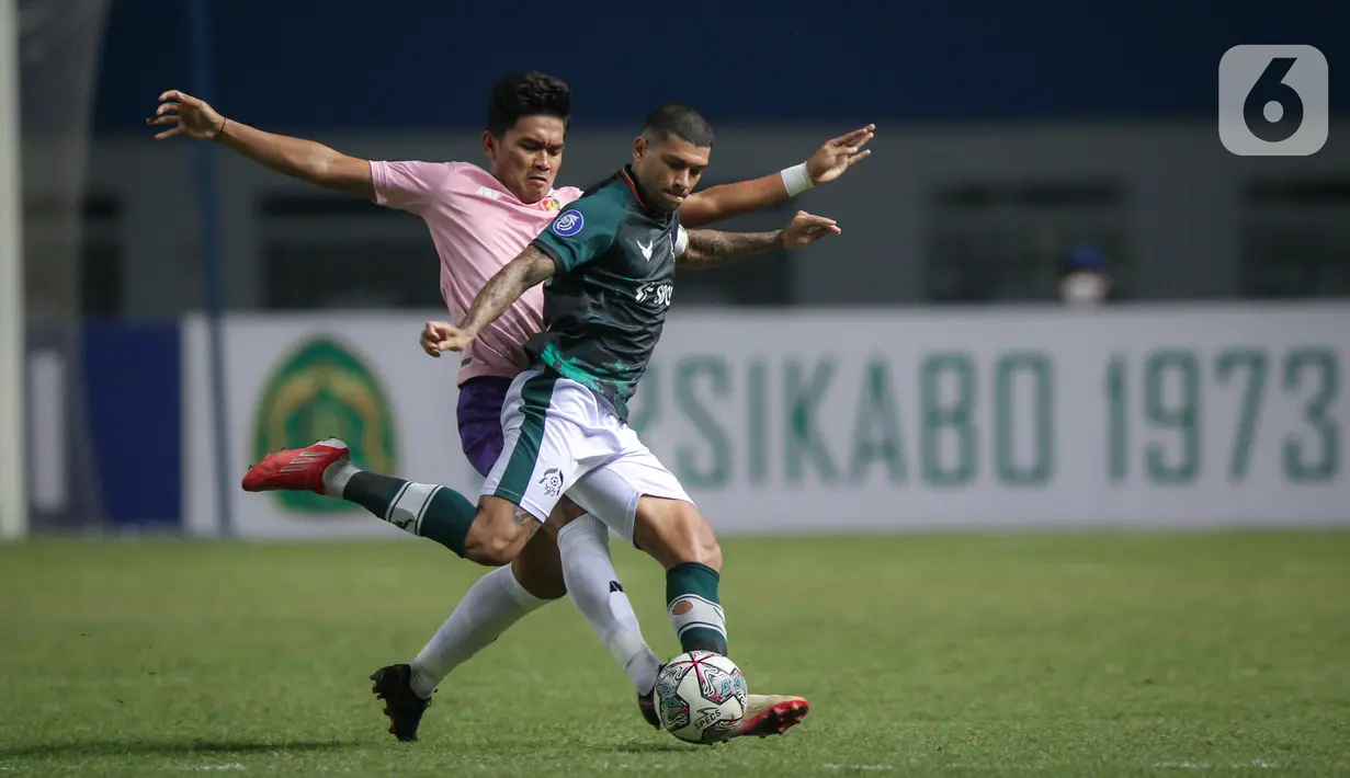 Gelandang Persikabo 1973, Ciro Henrique (kanan) berebut bola dengan gelandang Persik Kediri, Ahmad Agung saat laga pekan ketiga BRI Liga 1 2021/2022 di Stadion Wibawa Mukti, Cikarang, Jumat (17/09/2021). Persikabo 1973 dan Persik Kediri harus puas bermain imbang 2-2. (Bola.com/Bagaskara Lazuardi)