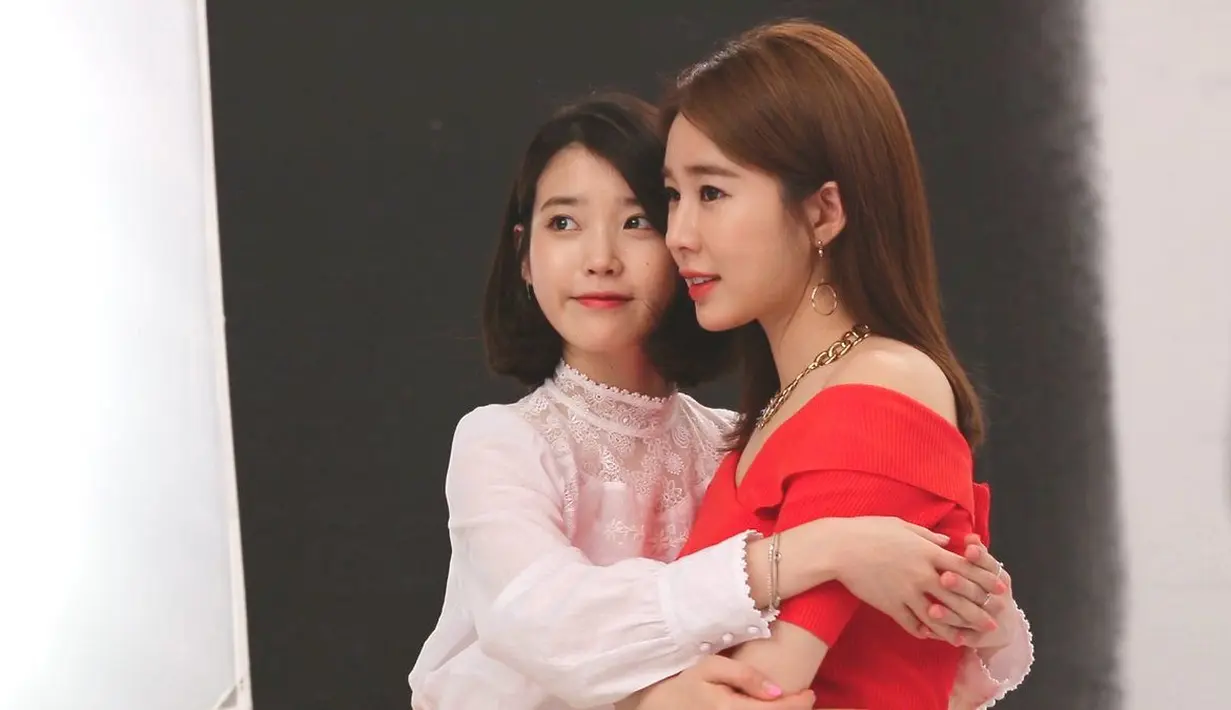 "Sejujurnya kami hanya bersahabat biasa, tapi IU membuat kalimat yang begitu indah dan ia sangat populer, jadi wajar hubungan kami terlihat spesial bagi orang lain," tuturnya. (Foto: koreaboo.com)