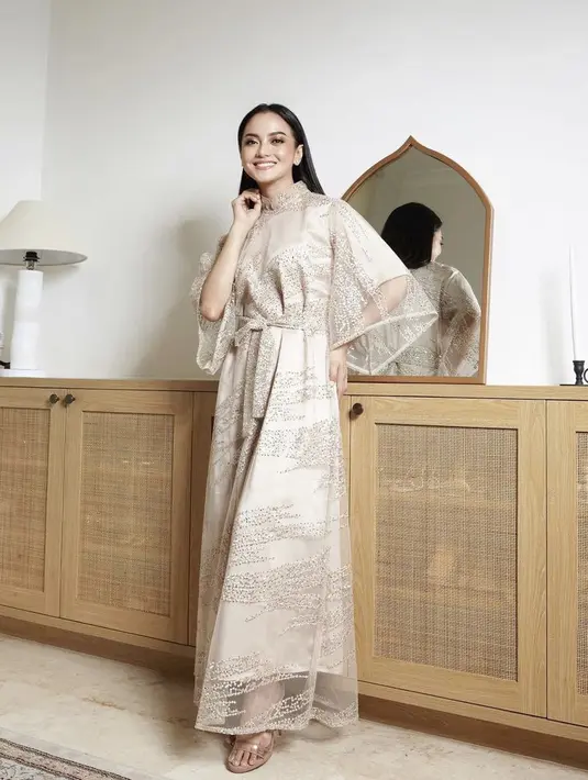 Dress dengan detail bordiran sepertinya saat tren seperti yang dikenakan Ririn Ekawati ini.  Credit: Instagram (@ririnekawati)