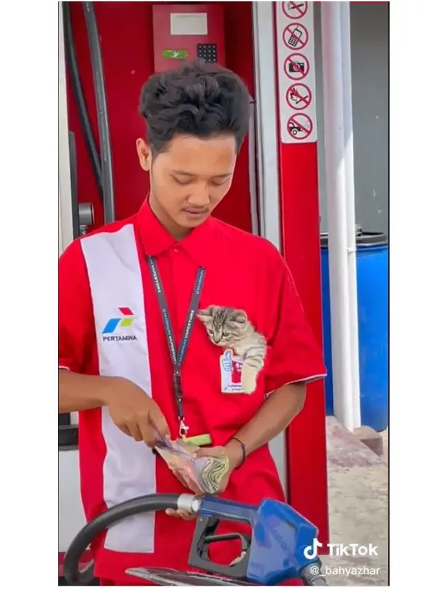 6 Potret Orang Kerja Sambil Bawa Hewan Peliharaan, Efek Terlalu Sayang