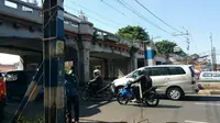Perbaikan pembatas ketinggian kendaraan di kolong rel Kereta Api Jalan Raya Matraman (Liputan6.com/Nanda Perdana Putra)
