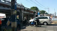 Dihantam Bus, Batas Tinggi Kendaraan di Rel Matraman Diperbaiki