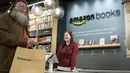 Pelanggan berbelanja buku di toko Amazon Books di University Village, Seattle, Washington, Selasa (3/11). Setelah 20 tahun mejual buku secara online, akhirnya Amazon membuka toko buku fisik pertamanya. (AFP Photo/Jason Redmond)