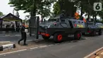 Petugas melintas dekat kendaraan taktis yang disiagakan di sekitar kompleks Parlemen Gedung DPR/MPR, Senayan, Jakarta, Rabu (16/10/2019). Penjagaan Komplek Parlemen diperketat untuk Pelantikan Presiden dan Wakil Presiden periode 2019 – 2024. (Liputan6.com/Johan Tallo)