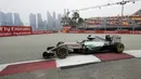 Pembalap Mercendez Formula 1, Nico Rosberg melakukan sesi latihan jelang Grand Prix Singapura F1 di Sirkuit Marina Bay (18/9/2015). Kabut asap yang menyelimuti sirkuit tak menyurutkan pembalap untuk tetap melakukan pemanasan. (REUTERS/Tim Chong)