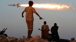 Sebuah roket pasukan Libya meluncur saat bertempur melawan ISIS di Sirte, Libya, (4/8). Pasukan Libya yang bersekutu dengan PBB kembali bertempur dengan melancarkan serangan roket ntuk merebut kembali kota Sirte. (REUTERS/Goran Tomasevic) 