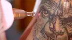 Layanan menghapus tato gratis dalam rangka menyempurnakan ibadah dikunjungi warga.