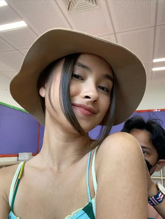Kali ini rambut wanita kelahiran 17 Juli 2000 ini sengaja disembuyikan di balik topi koboi. Sisa dua helai rambut bagian depan makin memuatnya tampil kece nan mengemaskan. (Liputan6.com/IG/@caitlinhalderman)