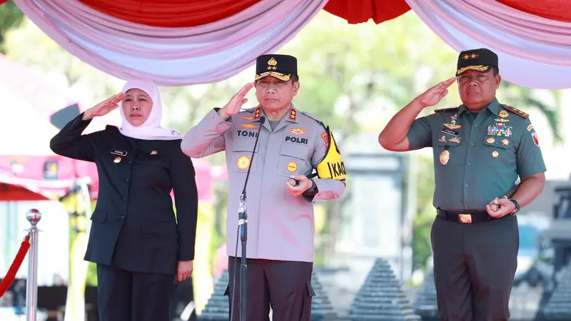 Kapolda Jatim Irjen Pol Toni Harmanto (tengah), bersama Gubernur Jatim dalam Operasi Mantab Brata Semeru 2023-2024. (Dian Kurniawan/Liputan6.com)