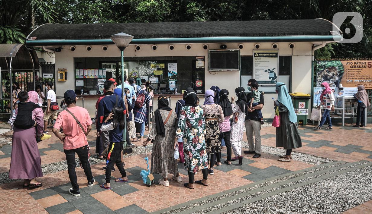 Antrean wisatawan saat mengunjungi Taman Margasatwa Ragunan, Jakarta, Jumat (14/5/2021). Taman Margasatwa Ragunan diperuntukan khusus bagi warga ber-KTP DKI Jakarta. (merdeka.com/Iqbal S. Nugroho)