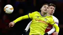 Pemain BATE Borisov, Boate Dubajic berebut bola dengan pemain Arsenal, Nacho Monreal pada leg pertama 32 besar Liga Europa di Borisov Arena, Kamis (14/2). Arsenal kalah dengan skor 0-1 saat bertandang ke markas Bate Borisov. (AP/Sergei Grits)