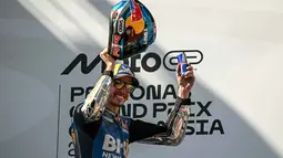 Pembalap asal Spanyol dari tim BK8 Gresini Racing MotoGP, Alex Marquez, tampil tercepat pada MotoGP Malaysia 2025. Ia finis pertama dengan catatan waktu 40:09,24 menit pada balapan yang digelar di Sirkuit Internasional Sepang, Malaysia, Minggu (26/10/2025). (Lillian SUWANRUMPHA/AFP)