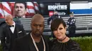 Bintang reality TV yang juga ibu dari sosilaita Kim Kardashian, Kriss Jenner ditemani Corey Gamble tiba di ajang Met Gala 2016 di Metropolitan Museum of Art, New York City, Senin (2/5). Keduanya tampil mengenakan warna hitam. (TIMOTHY A. CLARY / AFP)