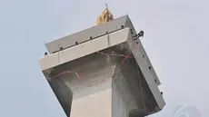 Monas mulai 'dimandikan' pada Kamis (08/05/14). Dengan terikat tali, seorang teknisi tampak membersihkan bagian atas tugu setinggi 132 meter (Liputan6.com/Johan Tallo)  